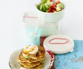 Bulgurbratlinge mit Harissa-Joghurt