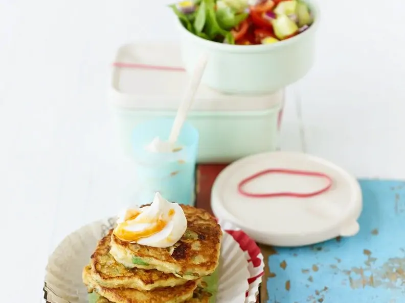 Bulgurbratlinge mit Harissa-Joghurt