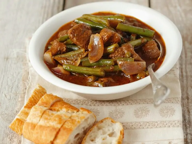 Gulasch mit Bohnen