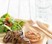 Fleischspieße mit Satésoße vom Grill