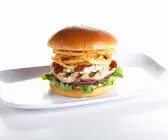 Burger mit Huhn und frittierten Zwiebeln