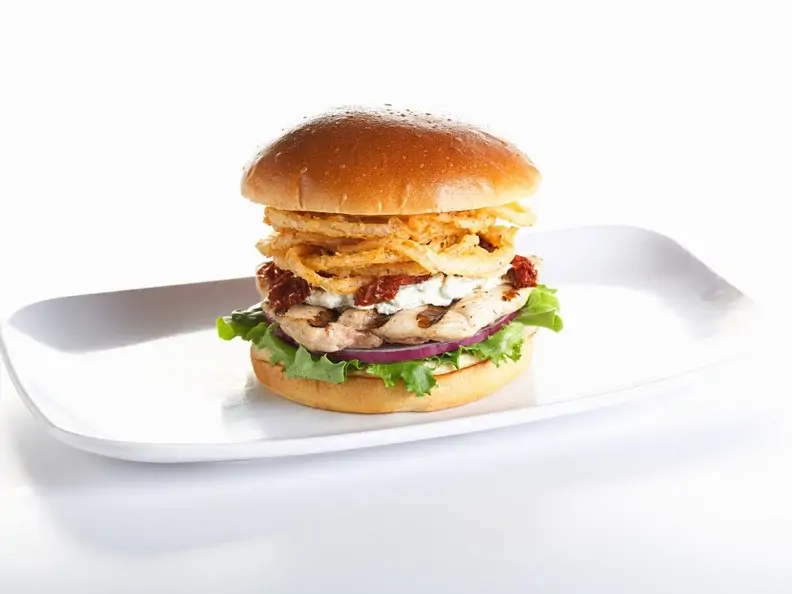 Burger mit Huhn und frittierten Zwiebeln