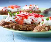Kürbisbrot mit Gemüsequark