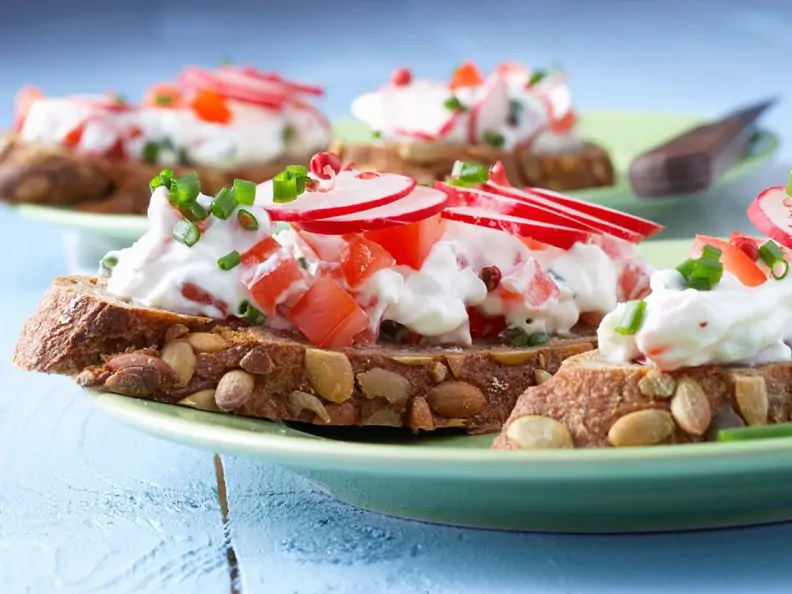 Kürbisbrot mit Gemüsequark