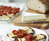 Brot mit Tomaten und Käse überbacken