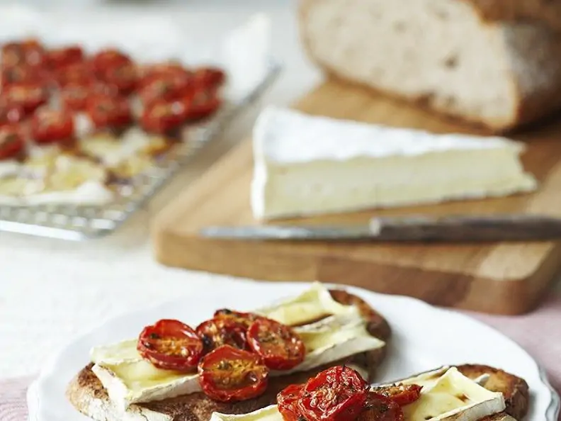 Brot mit Tomaten und Käse überbacken