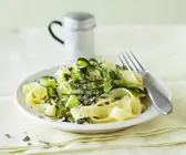 Zucchini-Pasta mit Limette