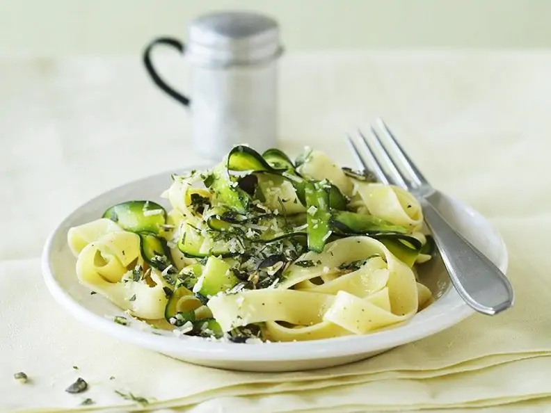 Zucchini-Pasta mit Limette