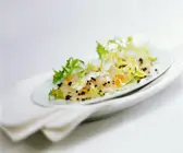 Jakobsmuschelcarpaccio mit Kaviar und Salat