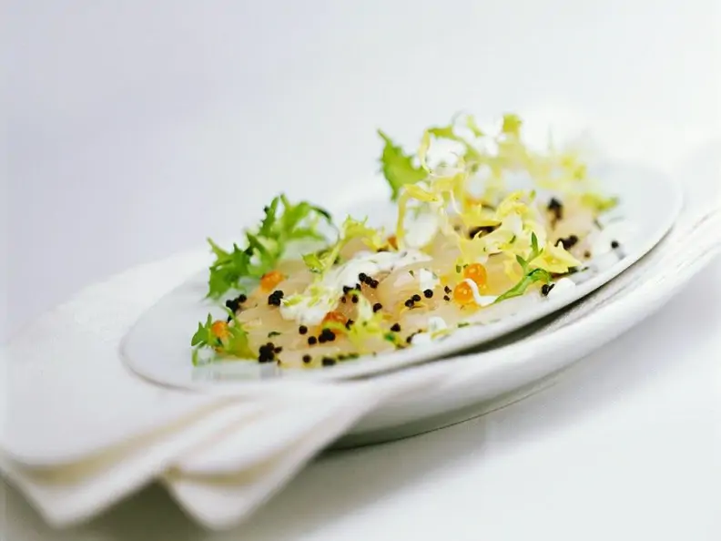 Jakobsmuschelcarpaccio mit Kaviar und Salat