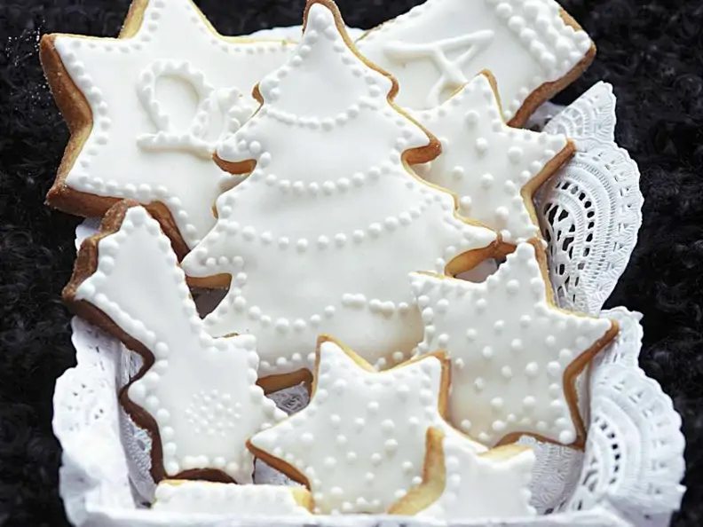 Weiße Plätzchen mit Zuckerglasur