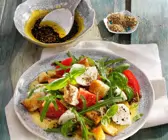 Panzanella mit Tomate, Mozzarella und Rucola