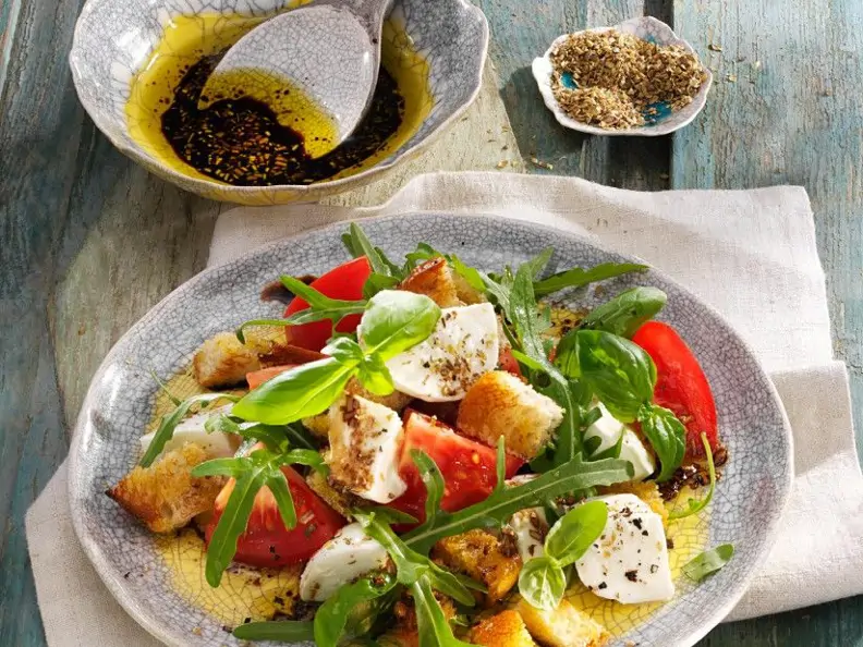Panzanella mit Tomate, Mozzarella und Rucola