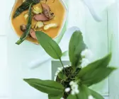 Artischocken-Tomatensuppe mit Lamm und Bärlauch