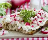 Brot mit Radieschen-Frischkäse und Kresse