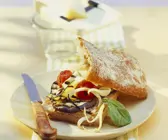 Italienisches Weißbrot mit Käse und Grillgemüse