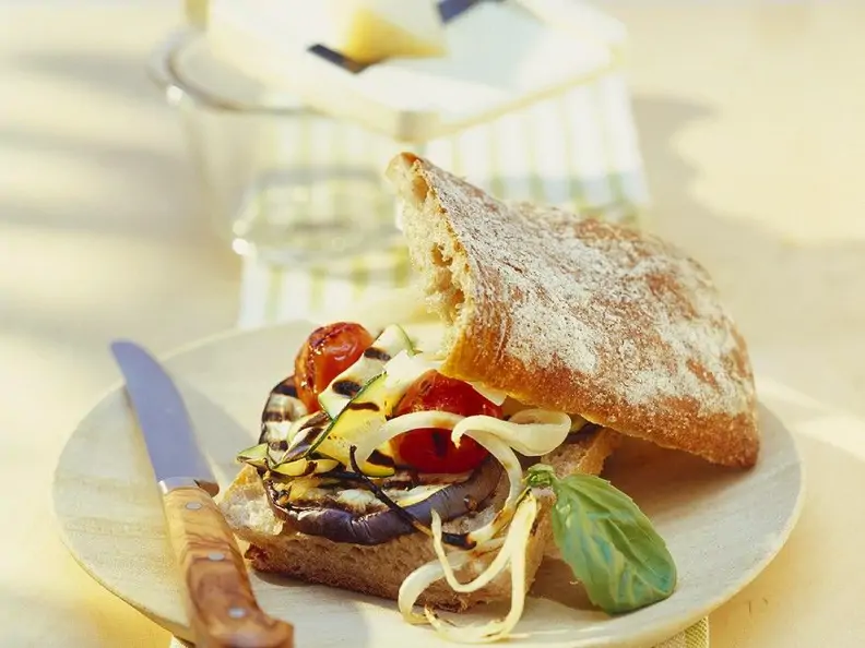 Italienisches Weißbrot mit Käse und Grillgemüse