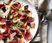 Rindercarpaccio mit Beeren