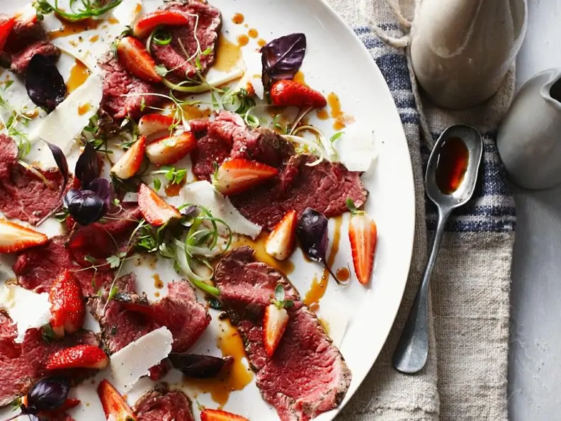 Rindercarpaccio mit Beeren