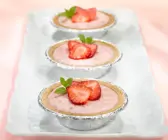 Kleine Käseküchlein mit Erdbeeren