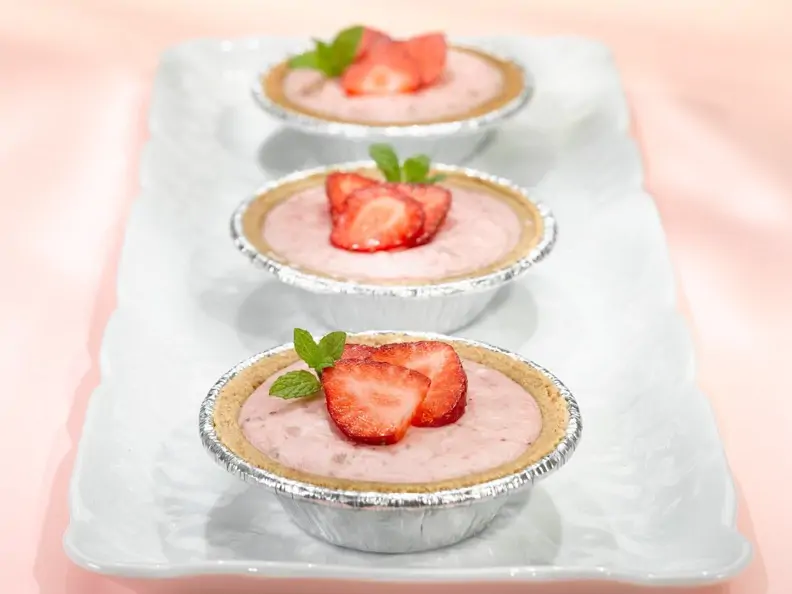 Kleine Käseküchlein mit Erdbeeren