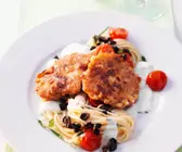 Piccata mit Tomaten, Nudeln und Oliven