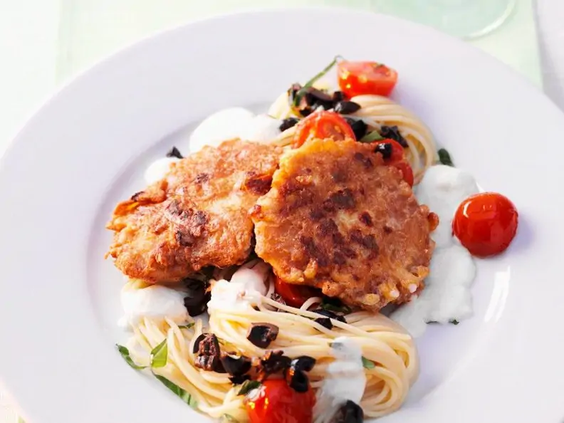 Piccata mit Tomaten, Nudeln und Oliven