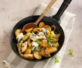 Kartoffelpfanne mit Spargel und Roquefort