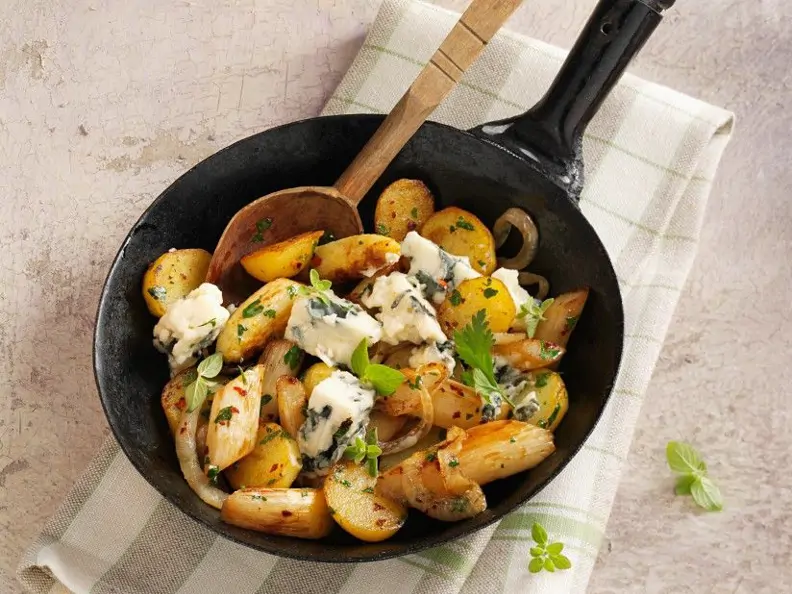Kartoffelpfanne mit Spargel und Roquefort