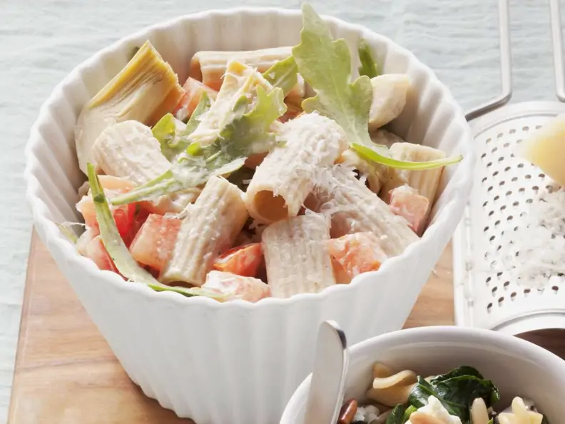 Nudelsalat mit Tomaten und Artischocken