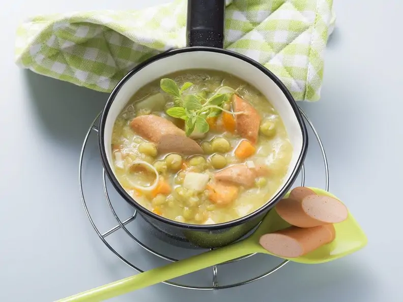 Erbsensuppe mit Würstchen