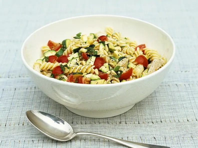 Nudelsalat mit Gemüse und Huhn