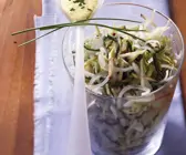 Zwiebelsalat mit Kräutermayo
