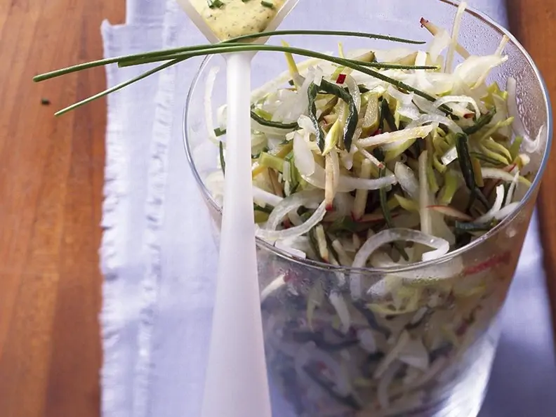 Zwiebelsalat mit Kräutermayo