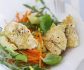 Fisch in Sesamkruste mit Möhren-Avocado-Salat