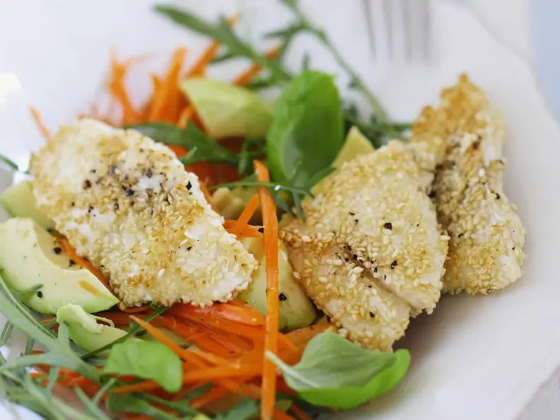 Fisch in Sesamkruste mit Möhren-Avocado-Salat