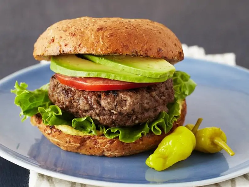 Burger mit Avocado