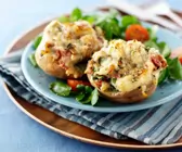 Mit Thunfisch und Käse überbackene Kartoffeln