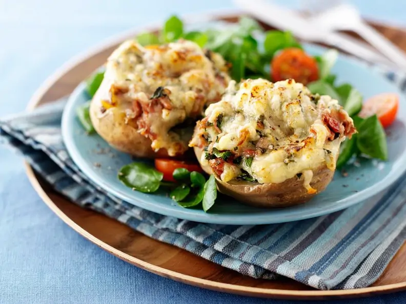 Mit Thunfisch und Käse überbackene Kartoffeln