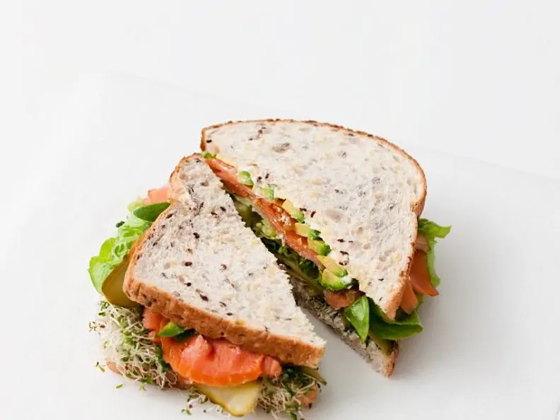 Räucherlachs-Sandwich mit Sprossen
