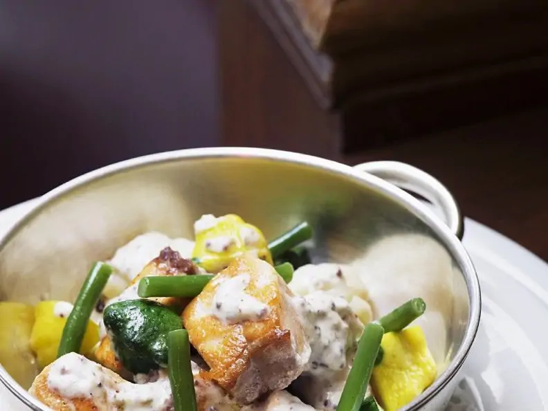 Lachs-Gemüse-Ragout mit Senfsoße