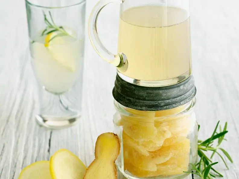 Cocktail mit Zitronen-Ingwer-Saft
