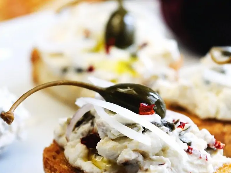 Bruschetta mit Ricotta und Kapern