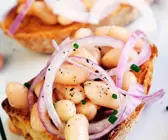 Bruschetta mit Zwiebeln und Bohnen