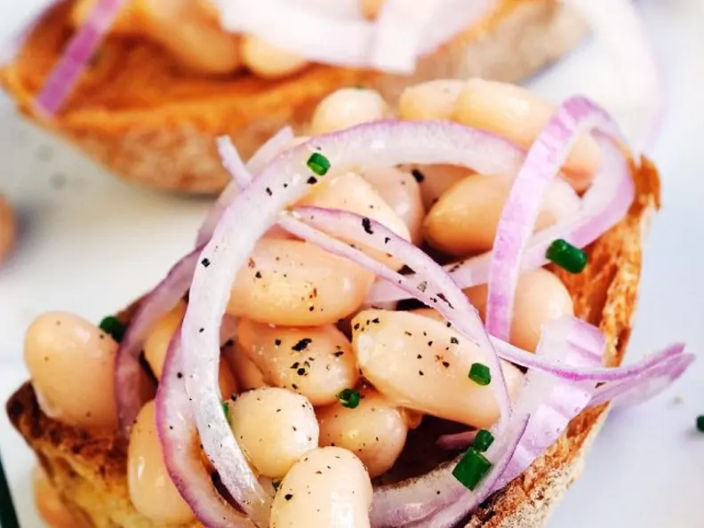 Bruschetta mit Zwiebeln und Bohnen