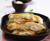 Dünne Pfannkuchen mit Ricotta-Kräuter-Creme