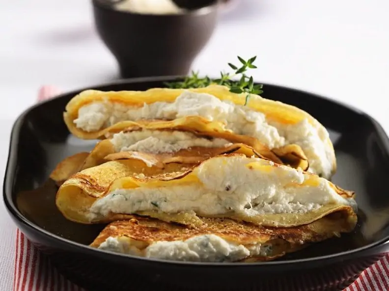 Dünne Pfannkuchen mit Ricotta-Kräuter-Creme