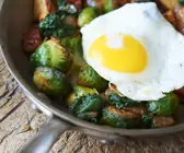 Bratkartoffeln, Spiegelei und Rosenkohl