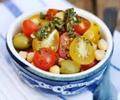 Bunter Tomatensalat mit Kichererbsen