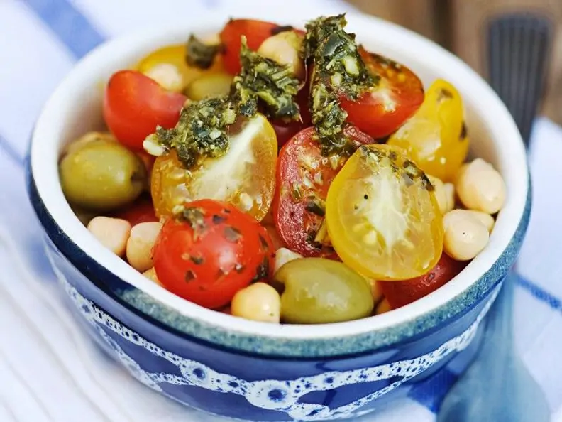 Bunter Tomatensalat mit Kichererbsen